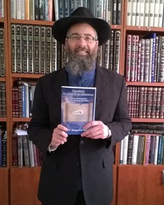 Rabbi Eliyahu Shear with his Book Parshah in Just Two Minutes